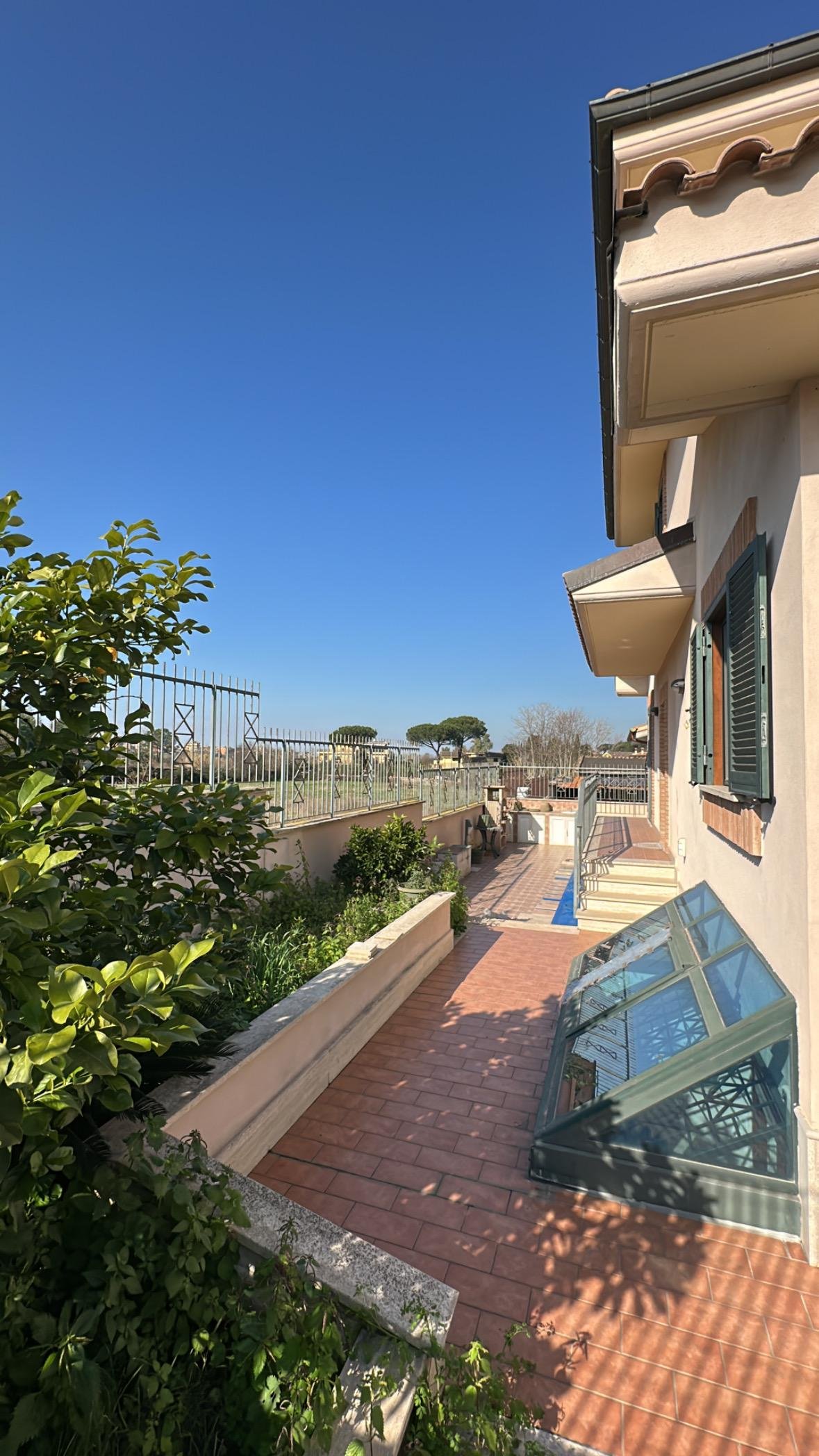 Villa unifamiliare su 3 livelli con giardino e box auto – Borghesiana.